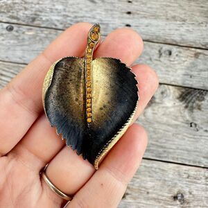 Vintage Jewelry Gold Tone Black Leaf brooch pin with rhinestones